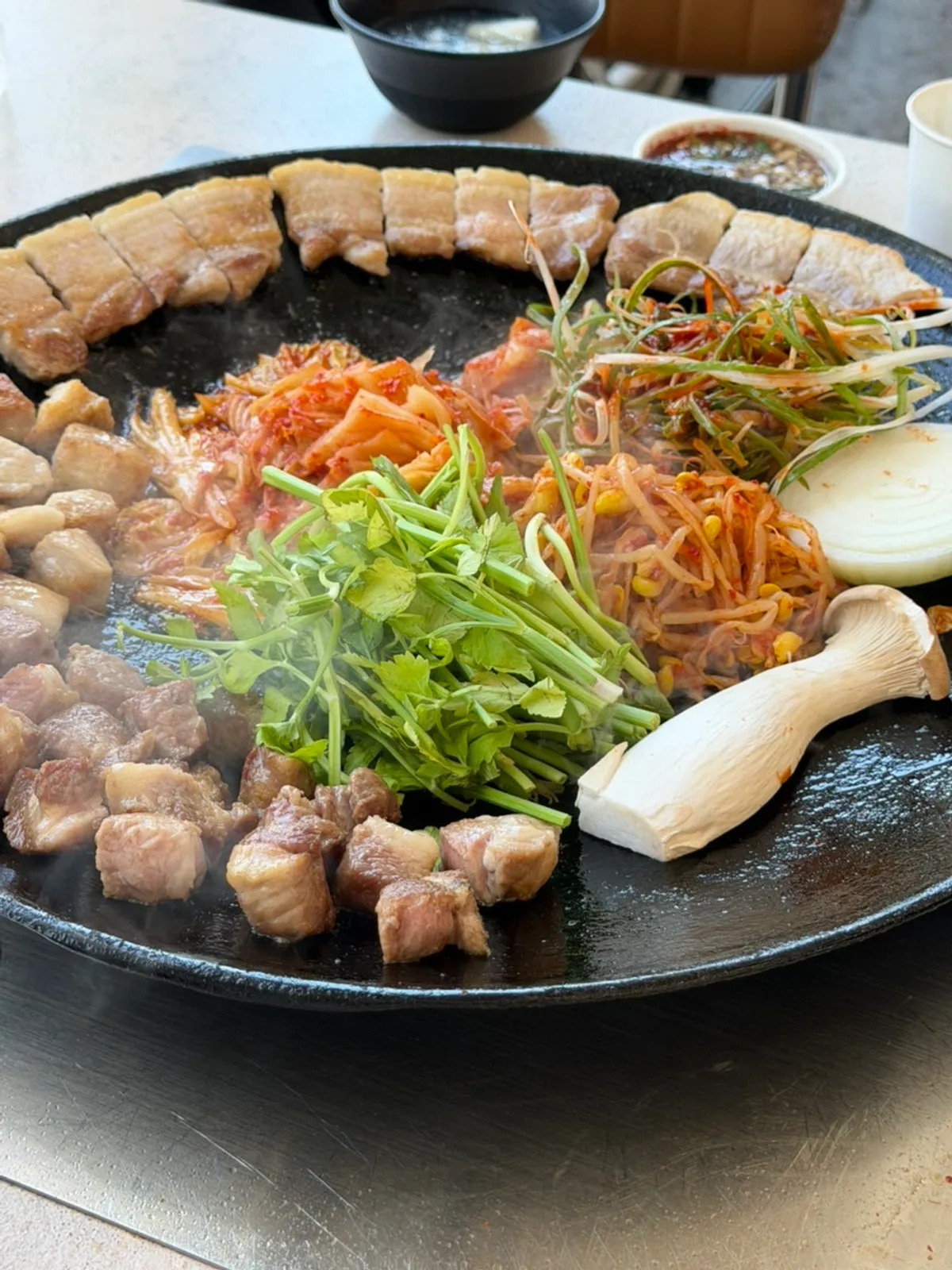 김치와 삼겹살이 함께 익어가는 솥뚜껑 한판