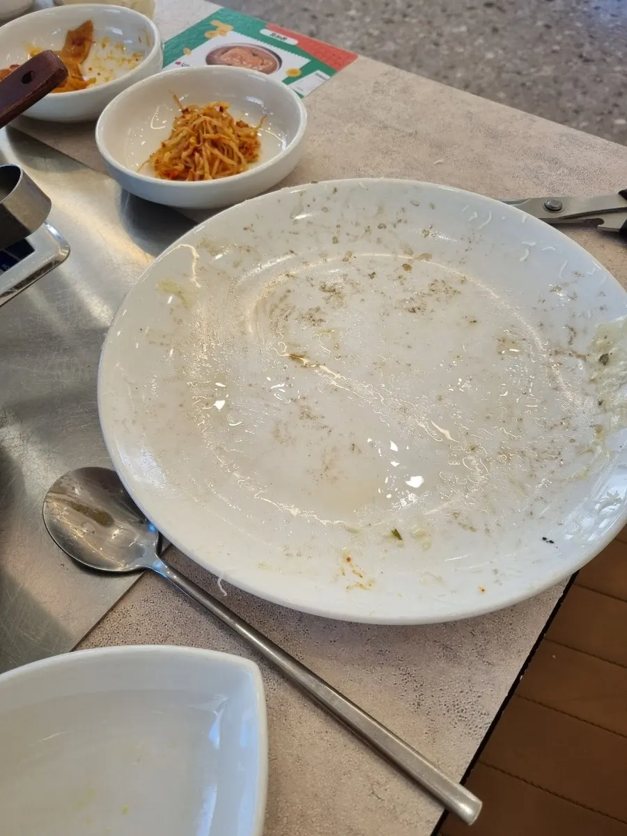 Emptied plate of osam-duruchigi
