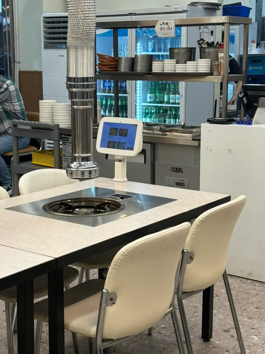 Clean, grease-free seating inside Sammi-jip
