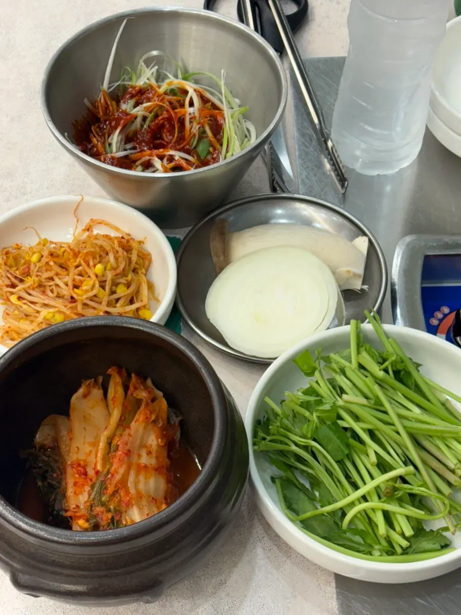 Table set with a hot pot lid