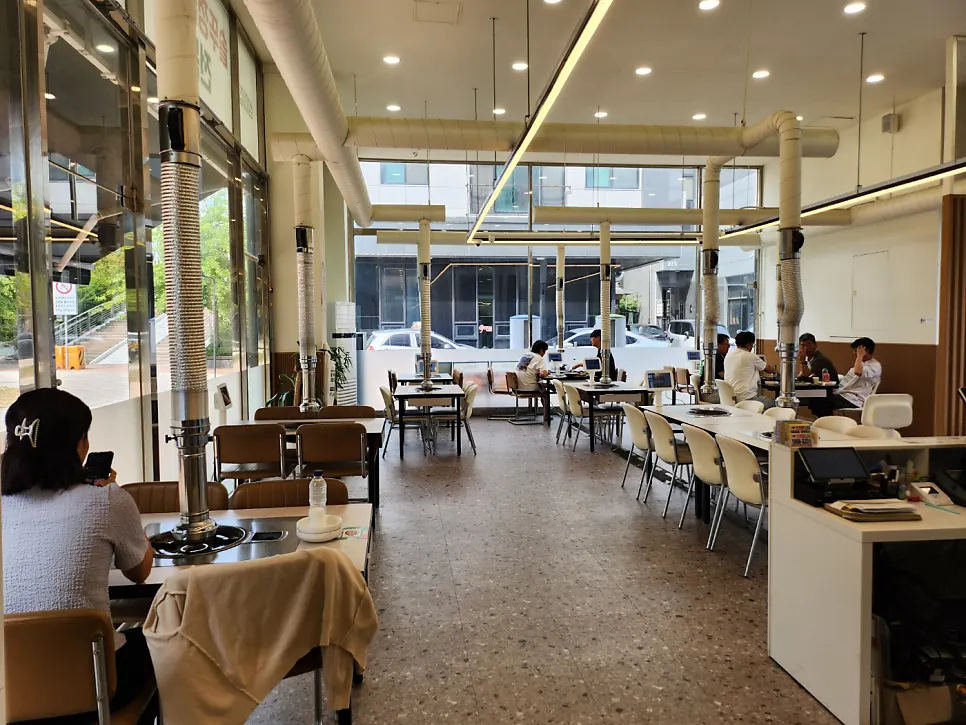 Sammi-jip's neatly kept kitchen and dining hall