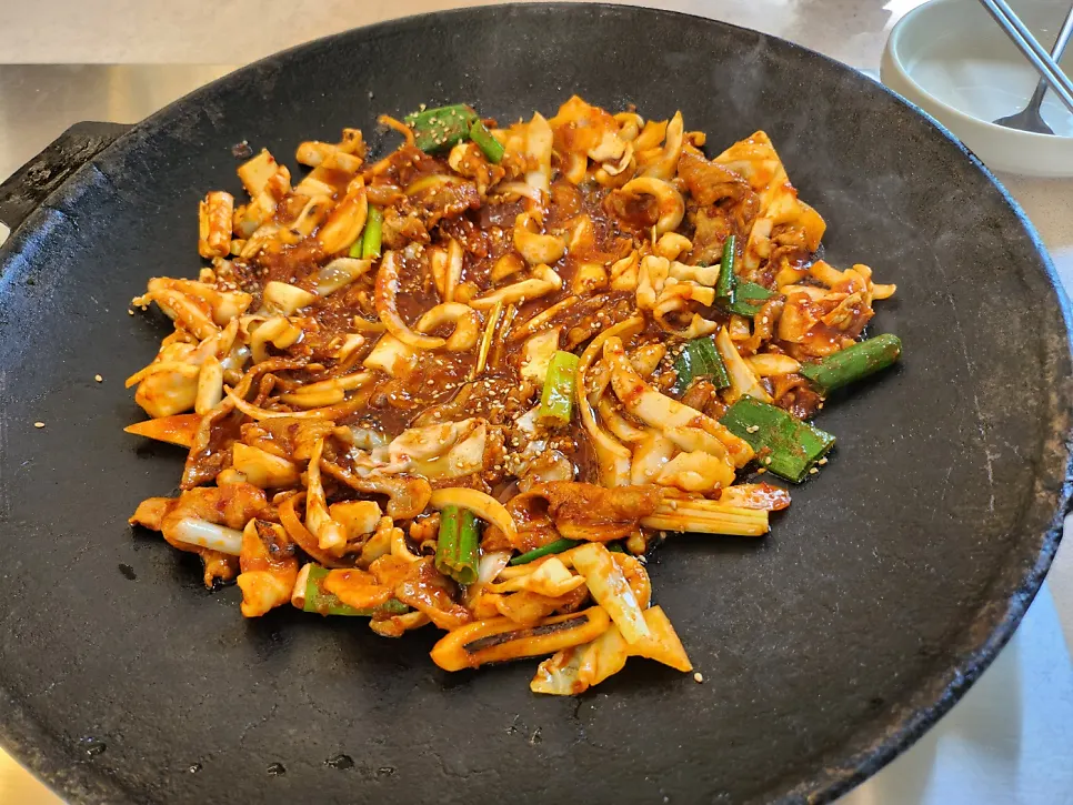 Two servings of ojam duruchigi served in a pot lid
