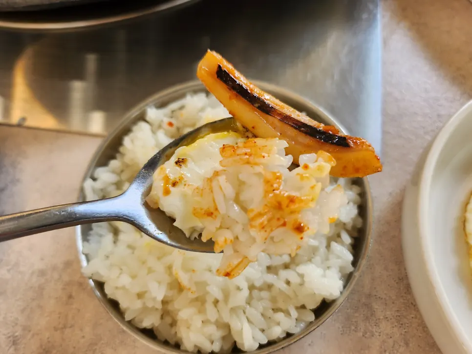 Close-up of the spicy sauce on pot lid ojam duruchigi
