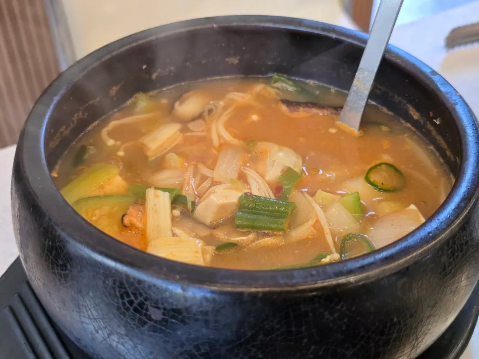 마늘쫑 장아찌 등이 놓인 삼미집 셀프바
