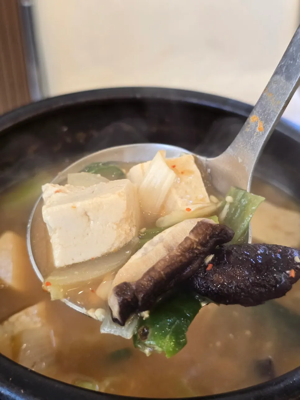 셀프바에서 담아온 반찬 접시