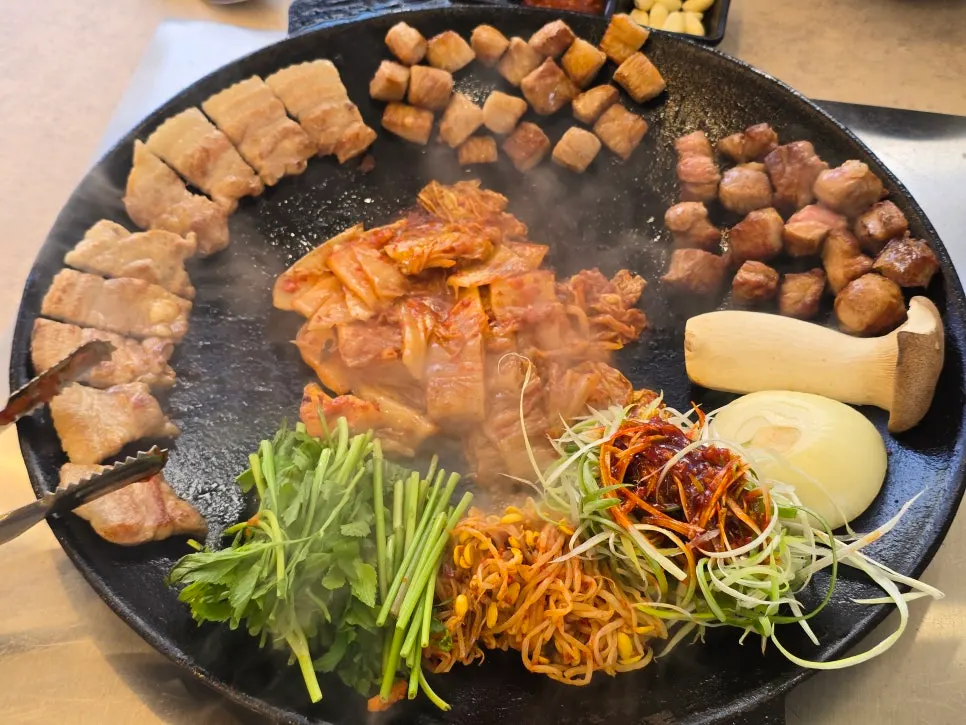 주방에서 구워 나온 삼겹살 목살 깍뚝항정살