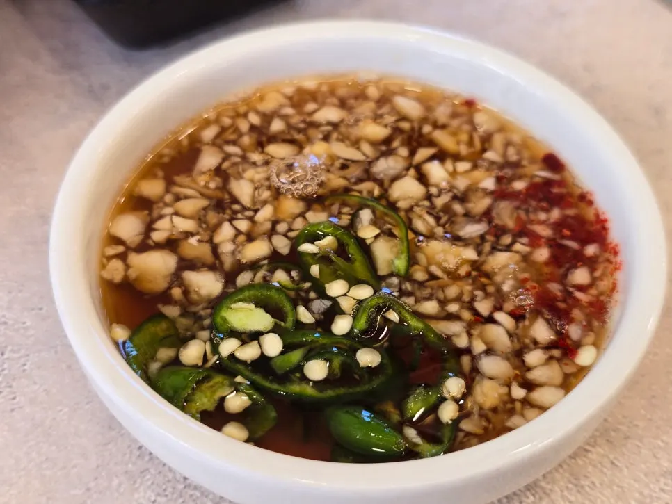 쌈채소에 올린 삼미집 목살 한 점
