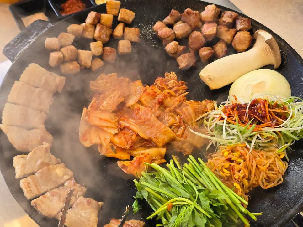 계란 올린 삼미집 마무리 볶음밥