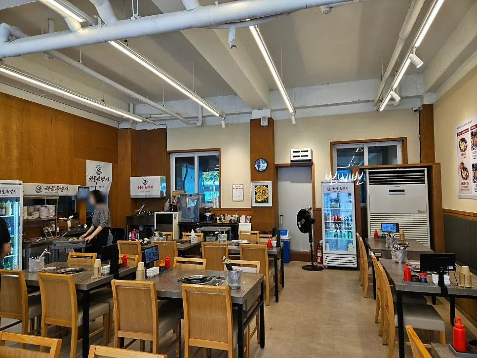 Spacious hall seating at Haemul Teukbyeolsi Cheongna Direct Branch