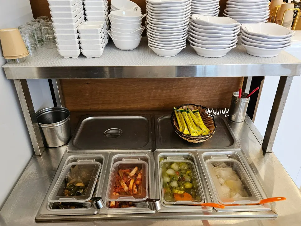Maxim coffee mix and side dish containers at the self-bar