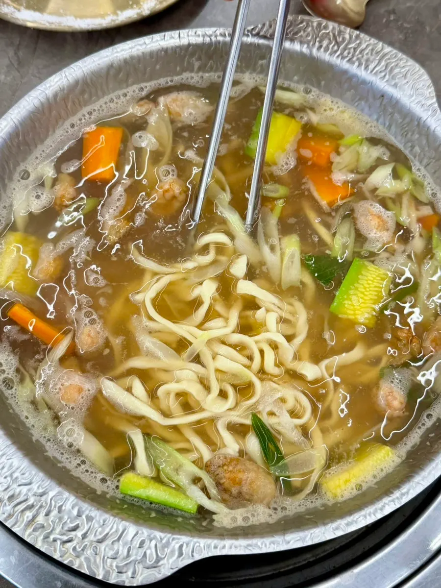 조개탕에 넣은 칼국수 면