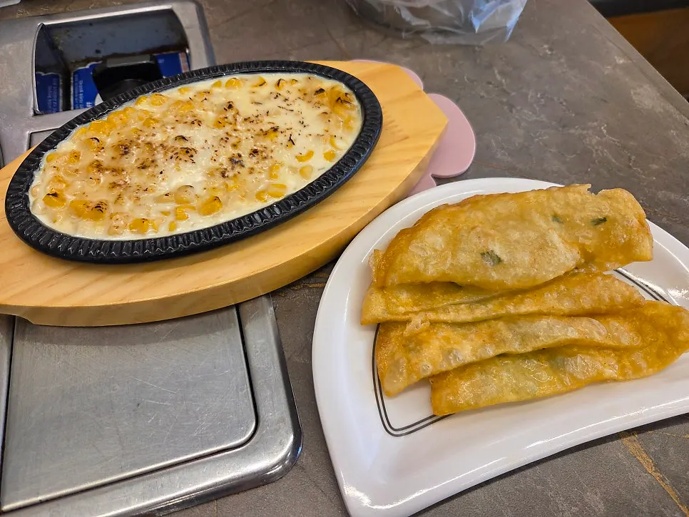 Hot-plate corn cheese with melted cheese