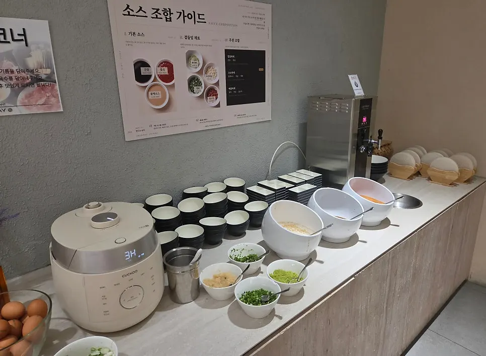 Self-serve bar stocked with vegetables and ingredients