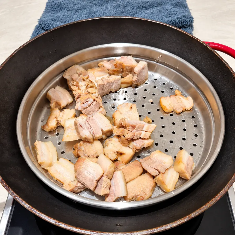 Smoked duck dish with sweet-savory seasoning