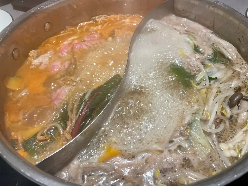Bean sprouts and shabu-shabu ingredients