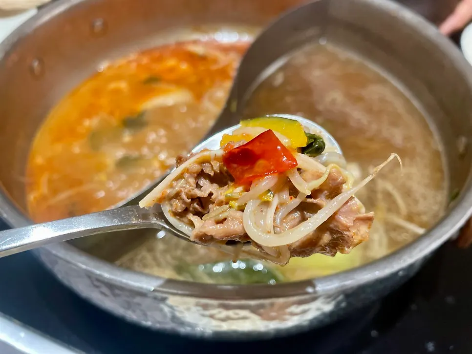 Shabu simmered with napa cabbage and mushrooms
