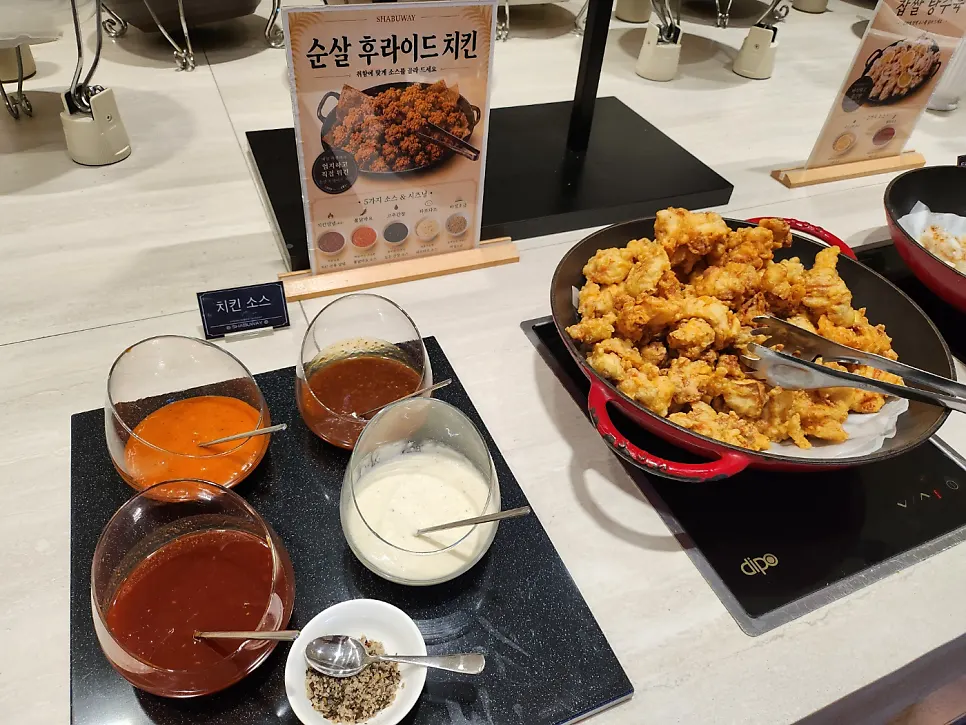 다양한 메뉴로 구성된 샐러드바