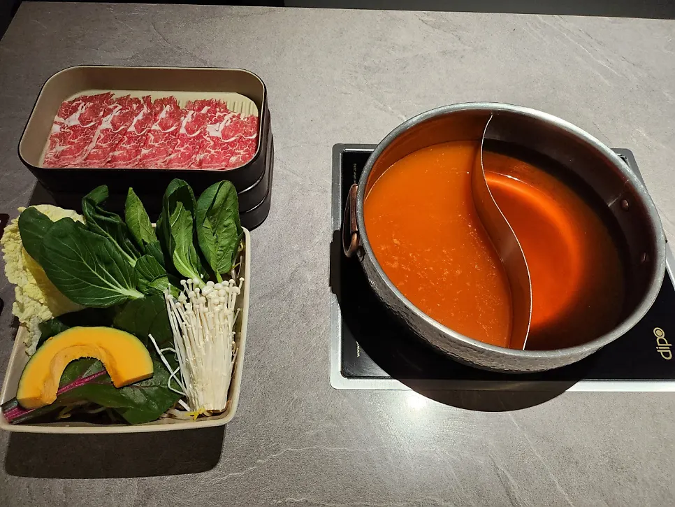 맑은 맛과 칼칼한 맛 반반 육수