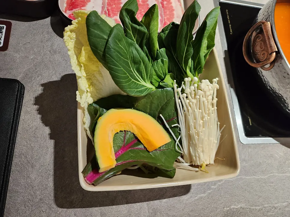 야채로 채수를 우린 샤브샤브
