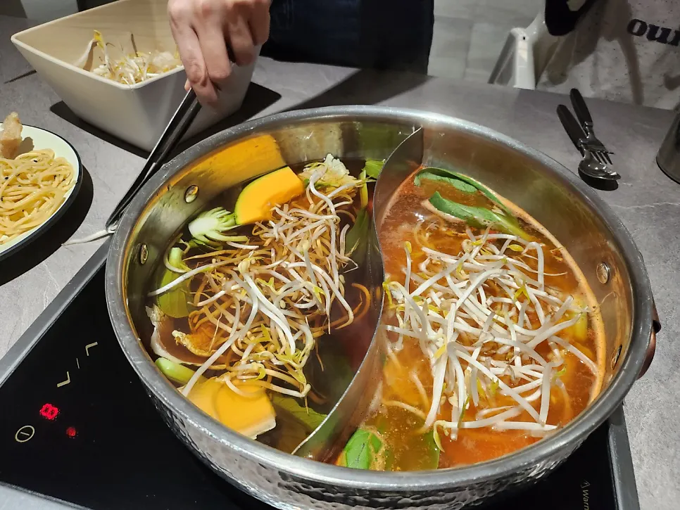 끓는 육수에 넣은 샤브샤브 고기