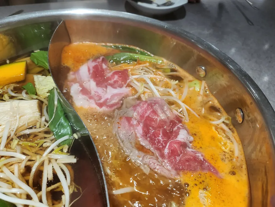 칼칼한 육수와 샤브샤브