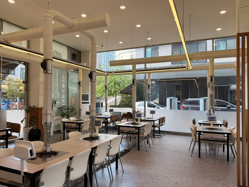 Dining area separated by partition walls