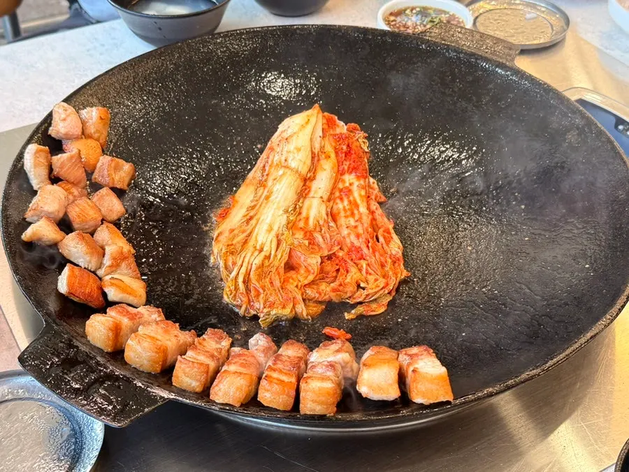 Neatly arranged complimentary side dishes