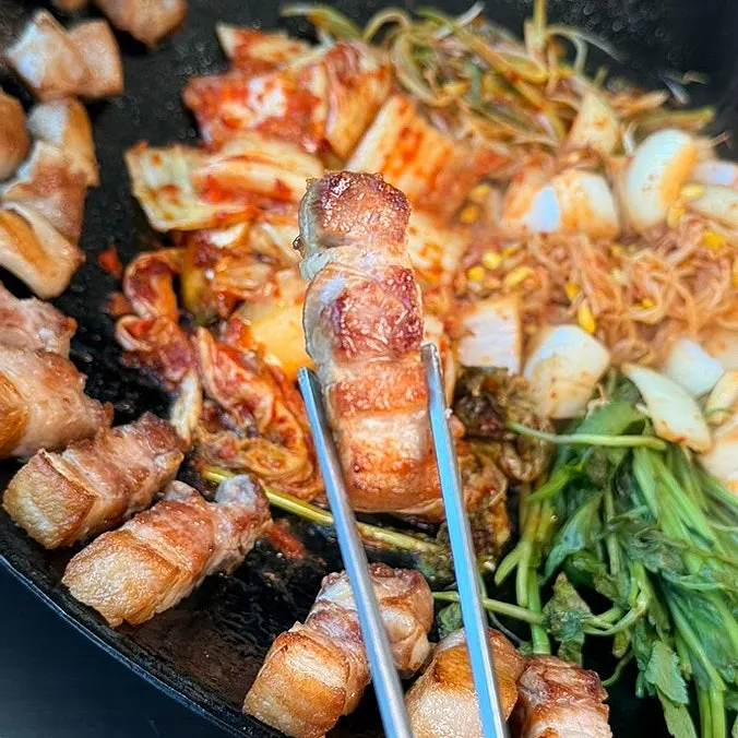 Pot-lid meat grilled by a staff member