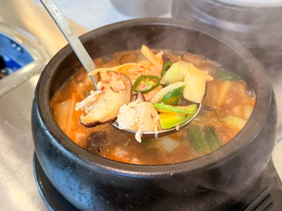 Soybean paste stew full of ingredients