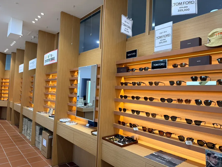 Display corner holding brand-name glasses