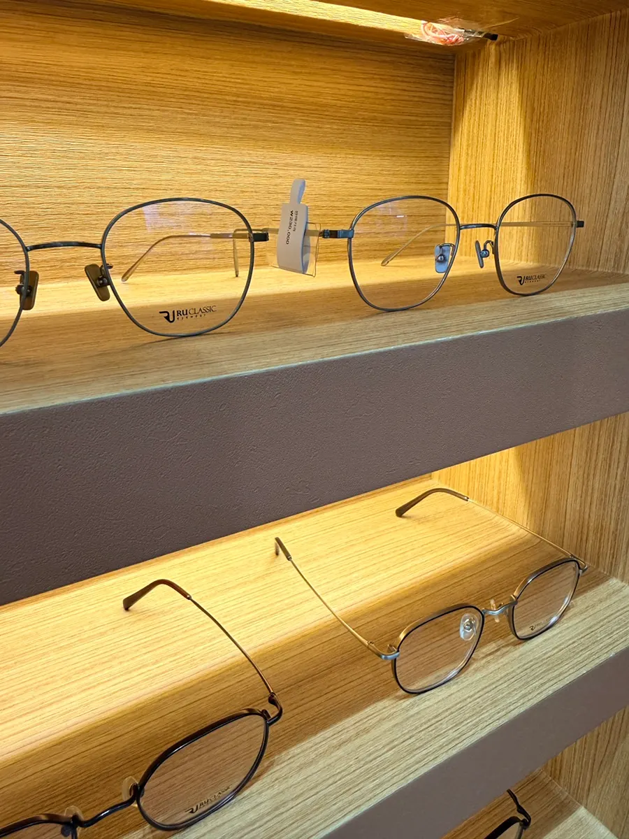 Guide materials for high-myopia custom lens consultations