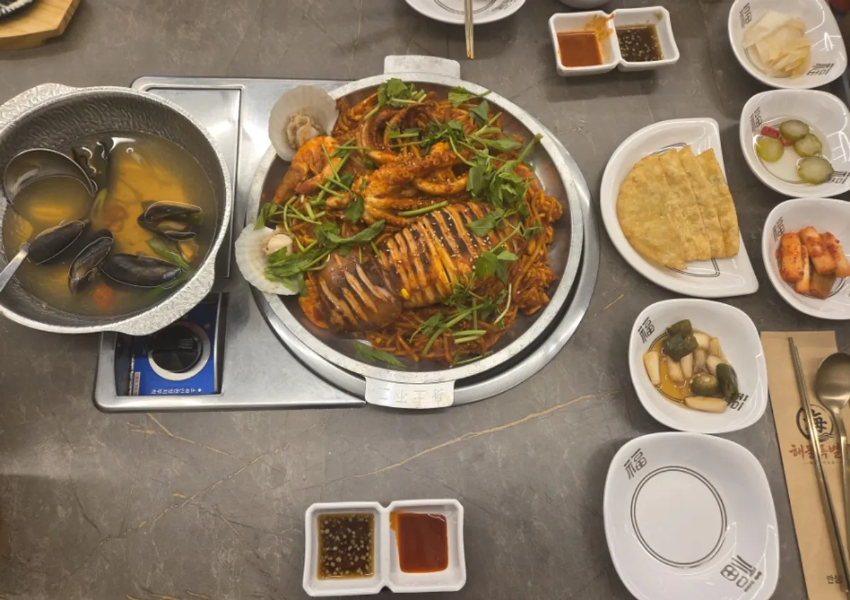 Main photo of the whole squid hot-plate seafood set at Haemul Teukbyeolsi Cheongna Direct Branch