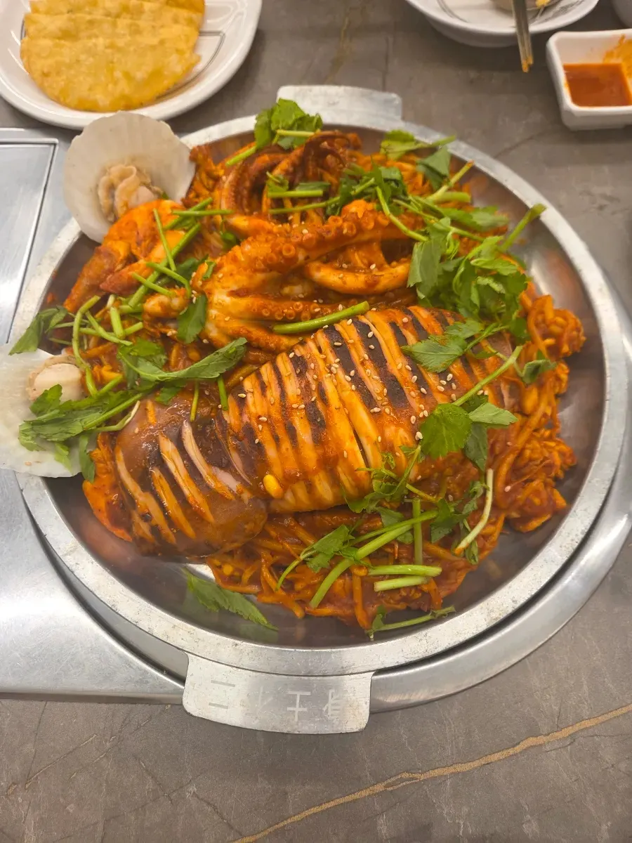 Whole squid hot-plate seafood set (small) for two on the hot plate