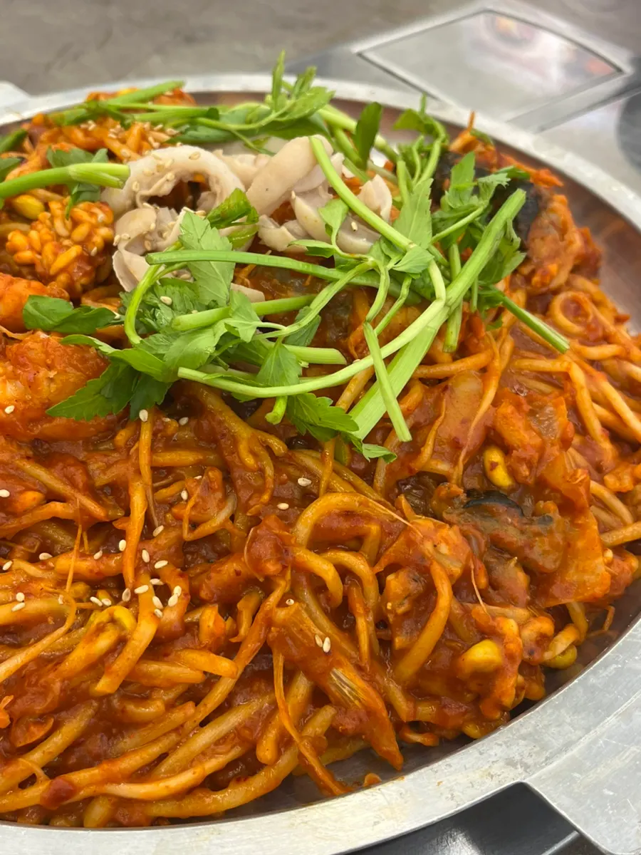 Generous teppan agu-jjim spread