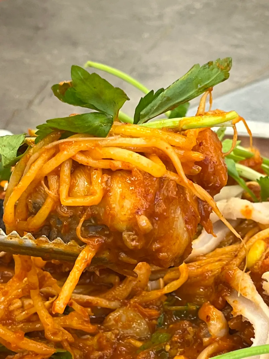 Teppan-steamed monkfish and bean sprouts