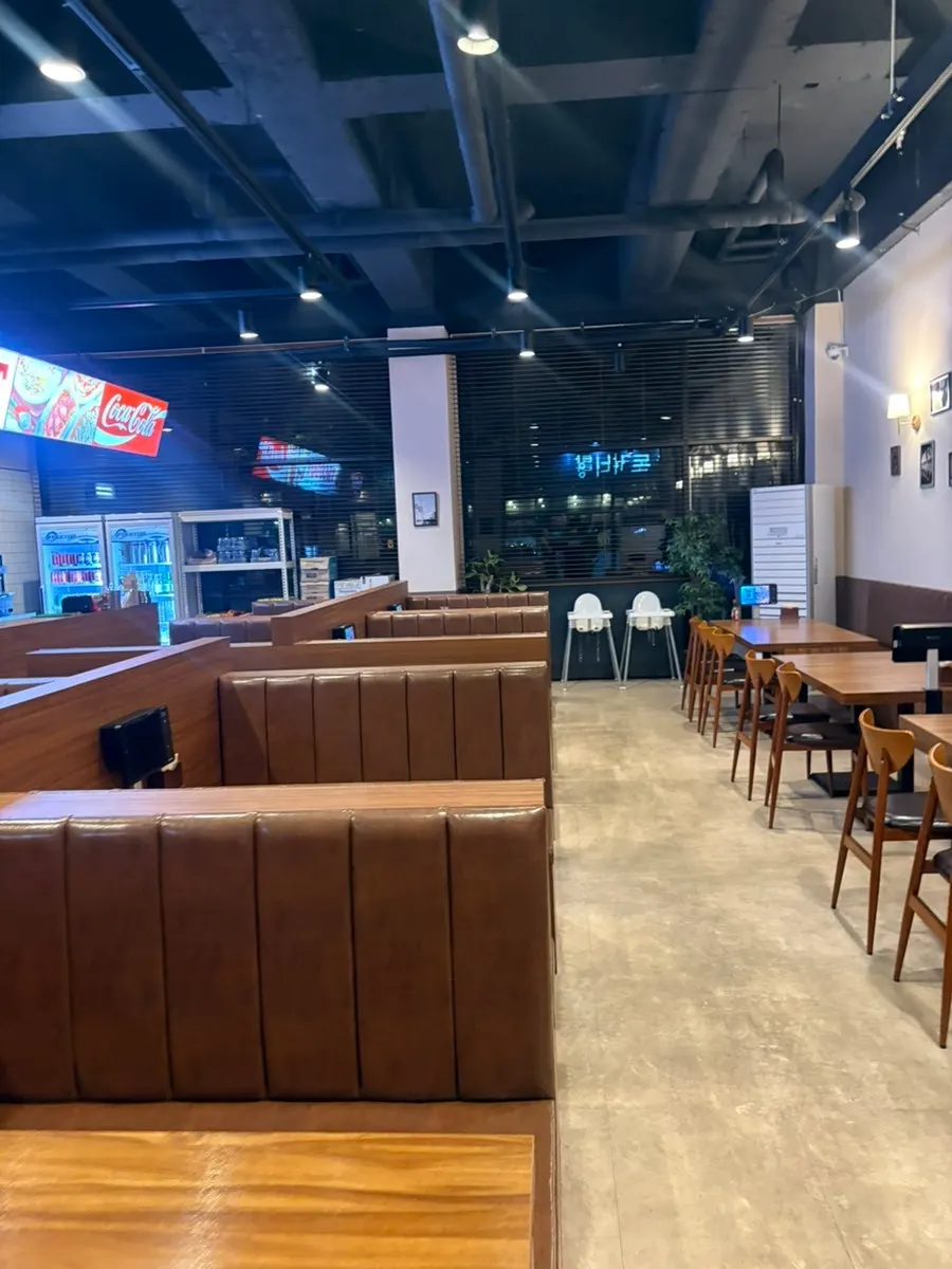 ヒップな雰囲気のタコドット清羅店内観