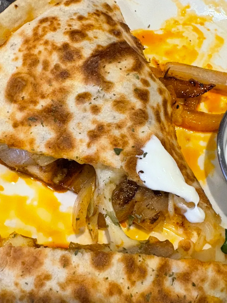 チーズが伸びるケサディーヤの断面