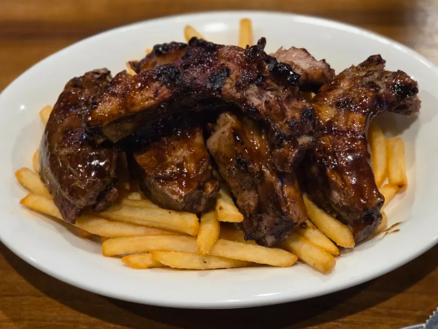 Barbecue ribs with fries