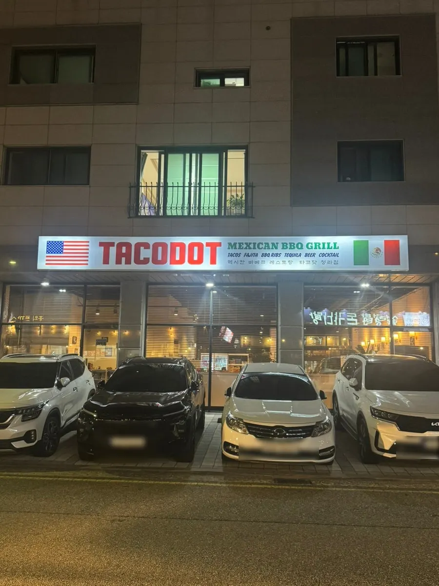 매장 앞 주차 공간이 있는 타코닷 청라점 외관