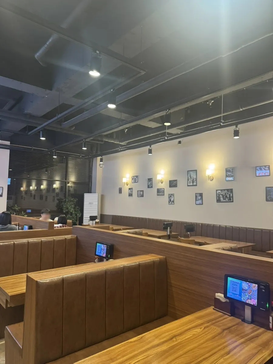 테이블 태블릿이 놓인 타코닷 자리