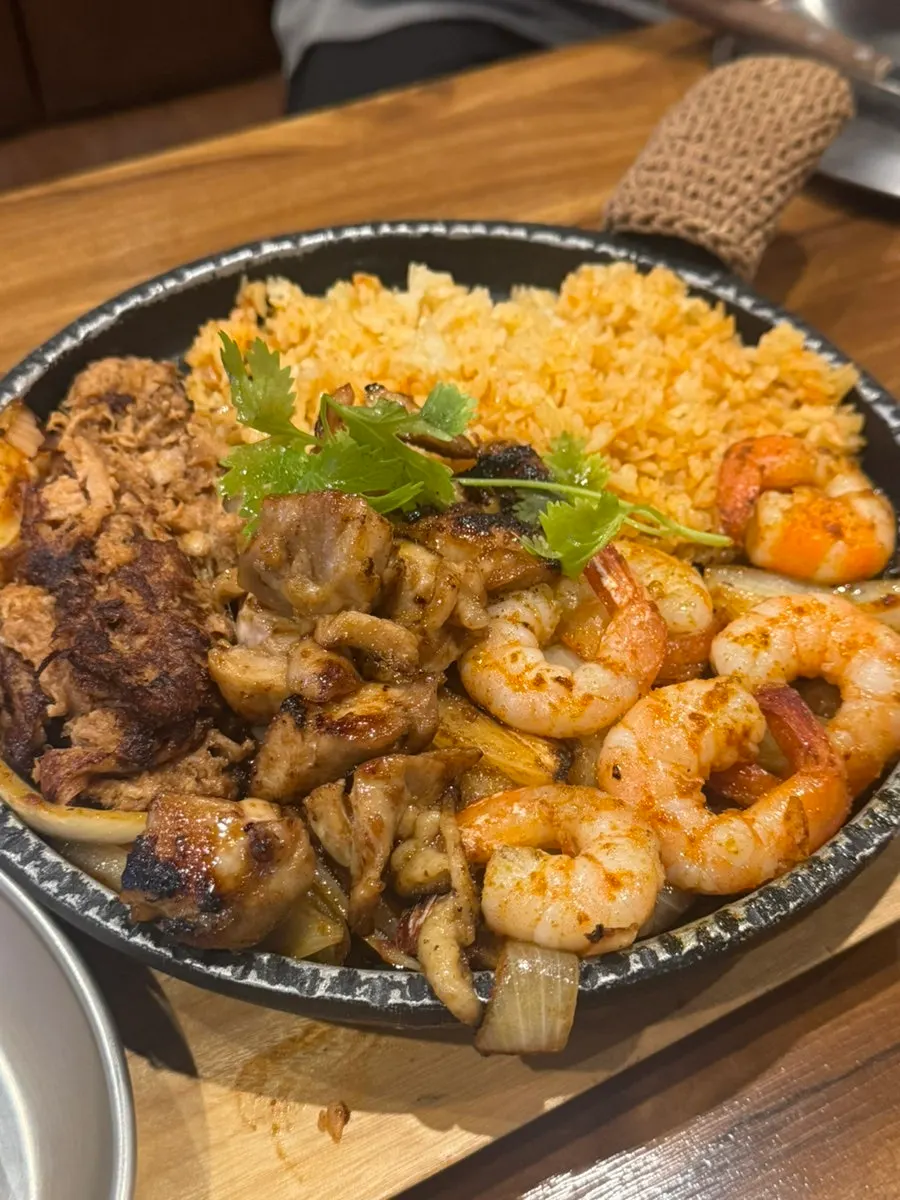 파히타 플래터에 넉넉히 담긴 볶음밥