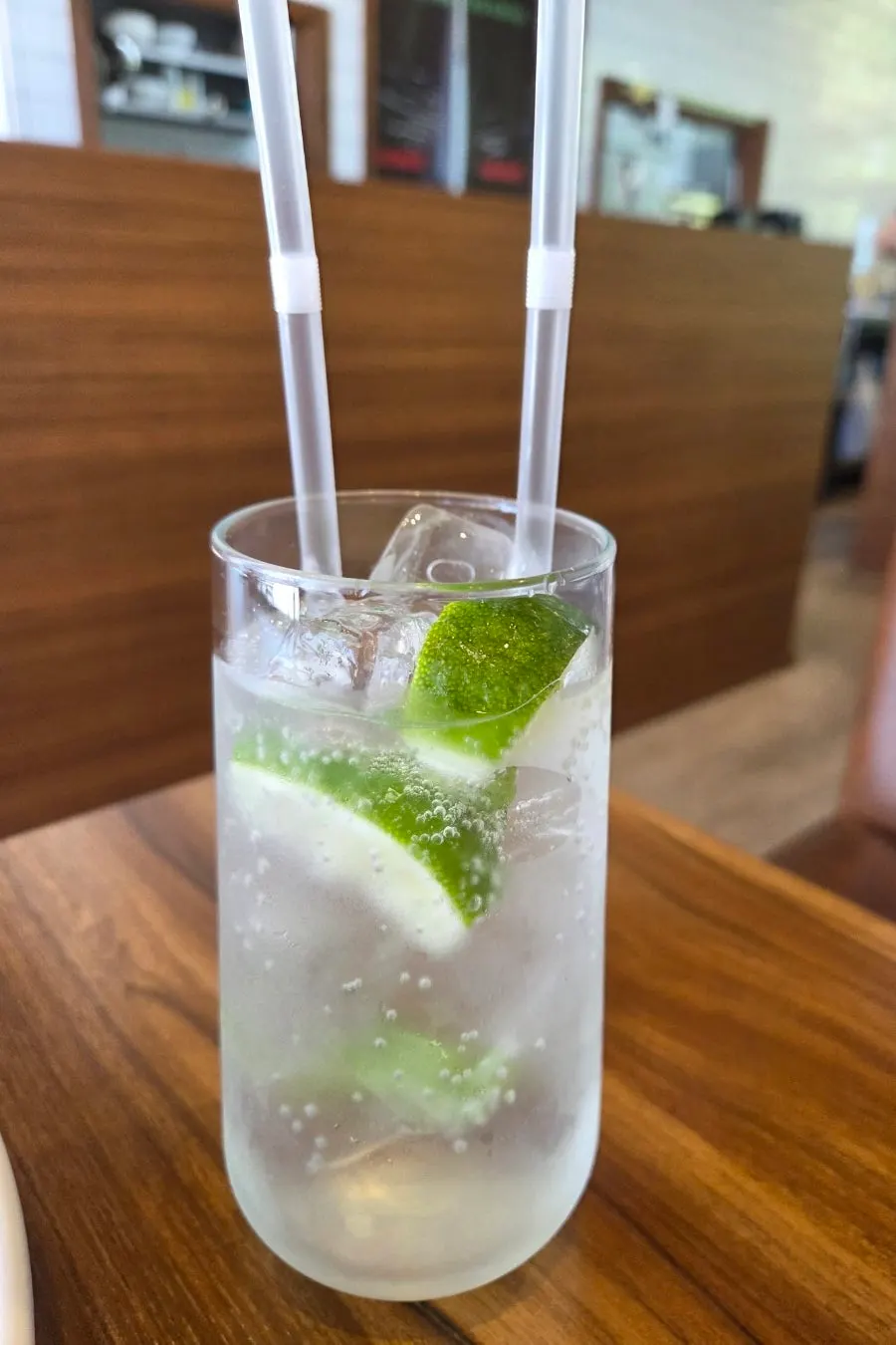 Non-alcoholic mojito and taco meal