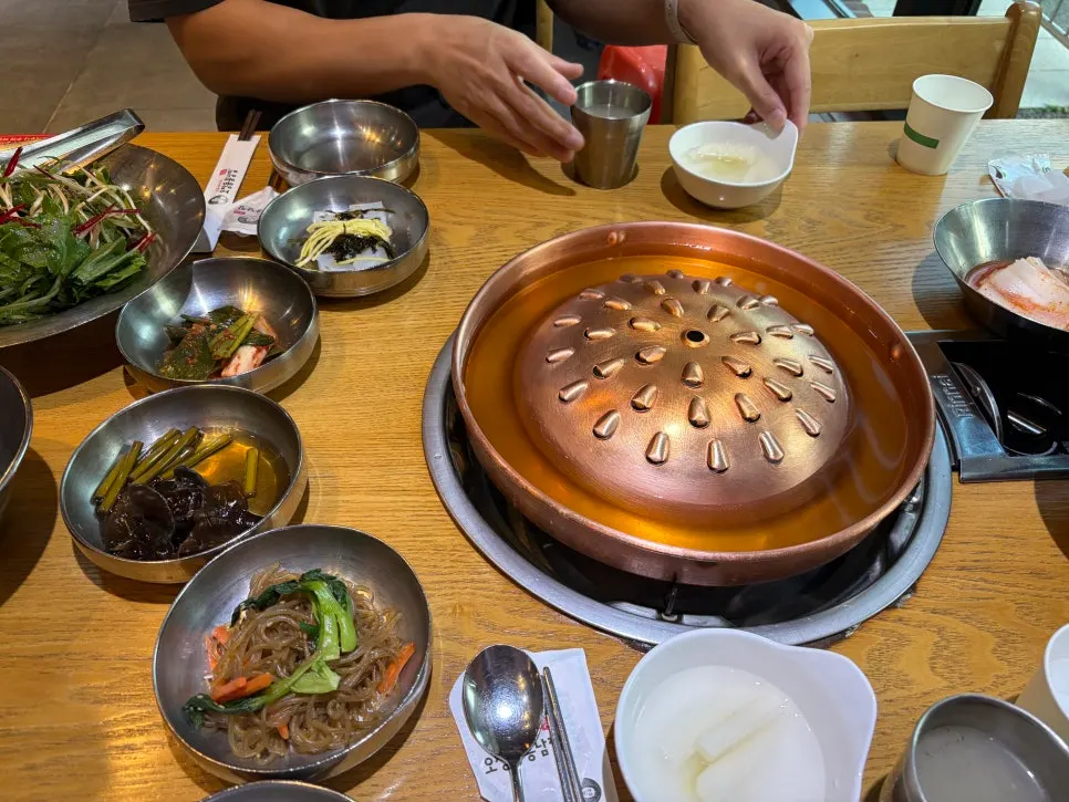 한우국밥과 한우수육이 있는 메뉴 구성