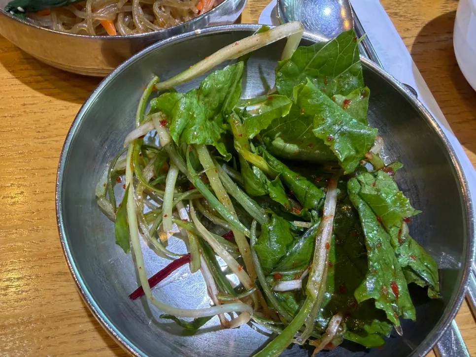상에 차려진 기본반찬 한 상