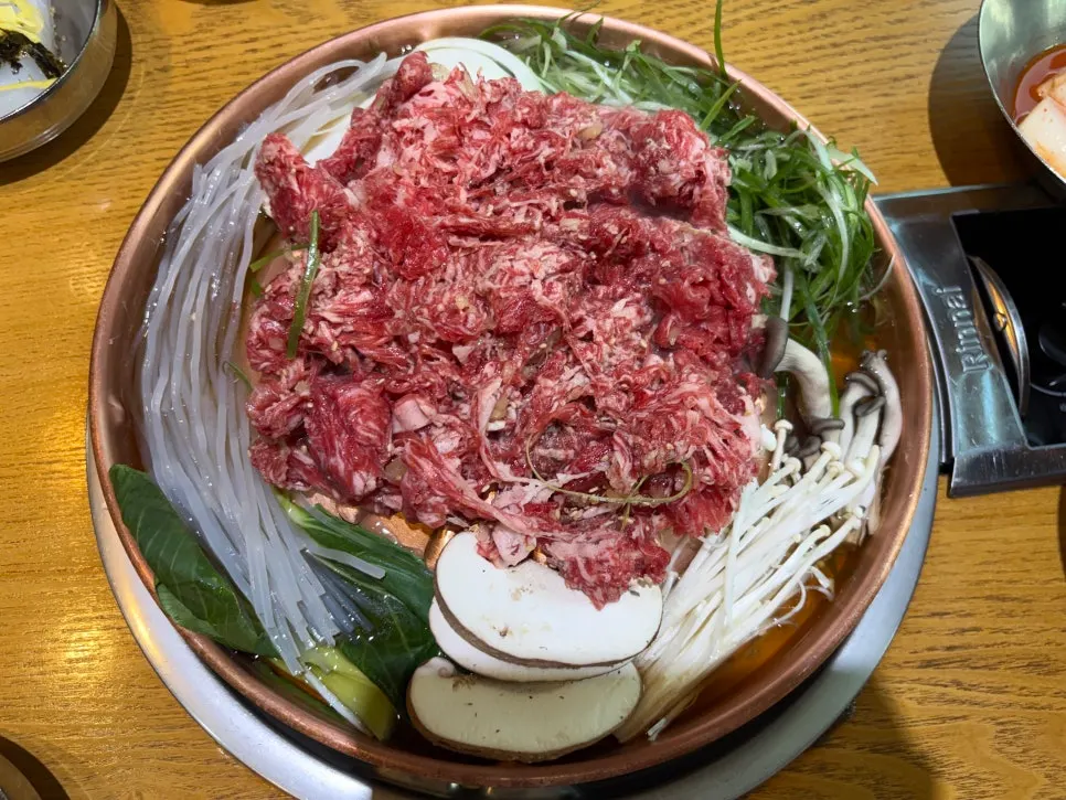 불판에 올려진 선홍빛 한우생불고기