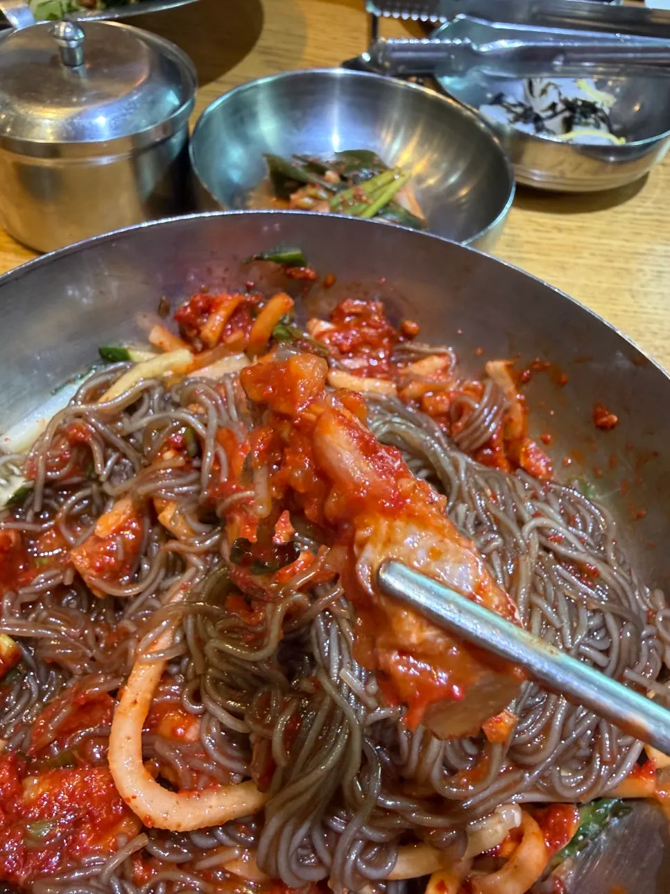 양념을 비벼놓은 회비빔냉면
