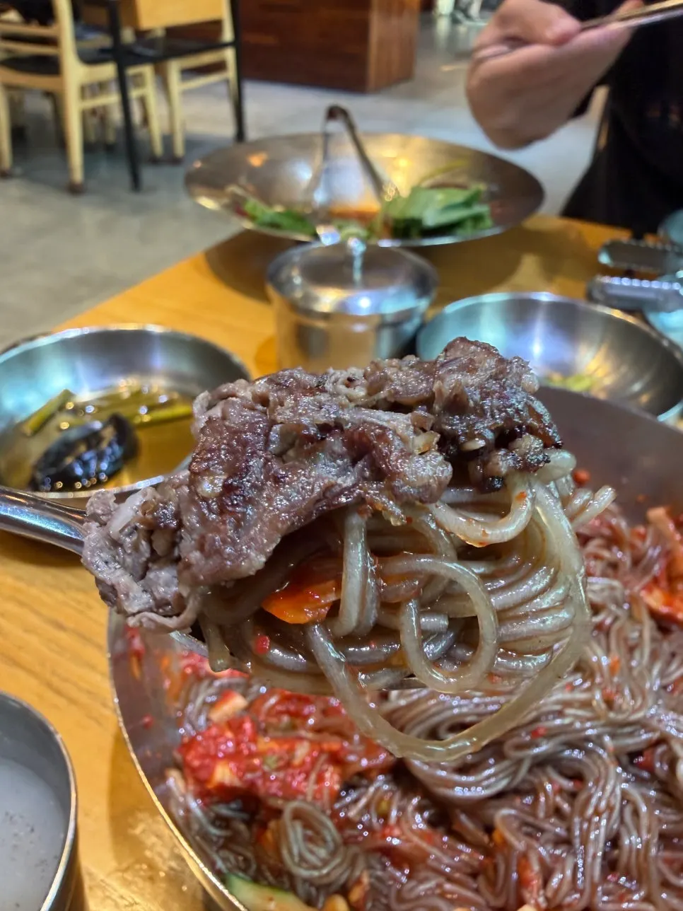쫄깃한 면발과 가자미회 한 젓가락