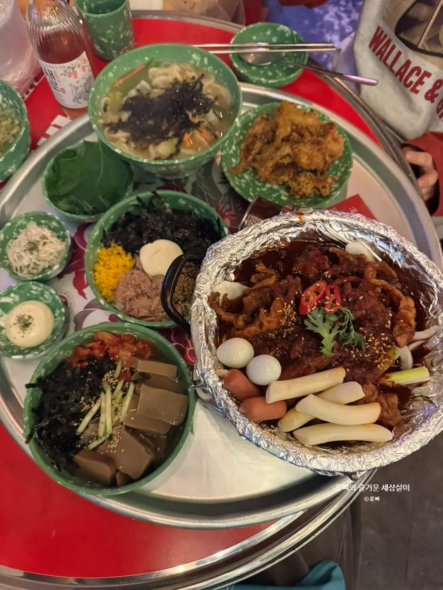 상 가득 차려진 닭발한상