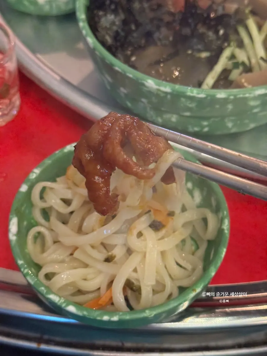 매운 닭발과 칼국수 조합