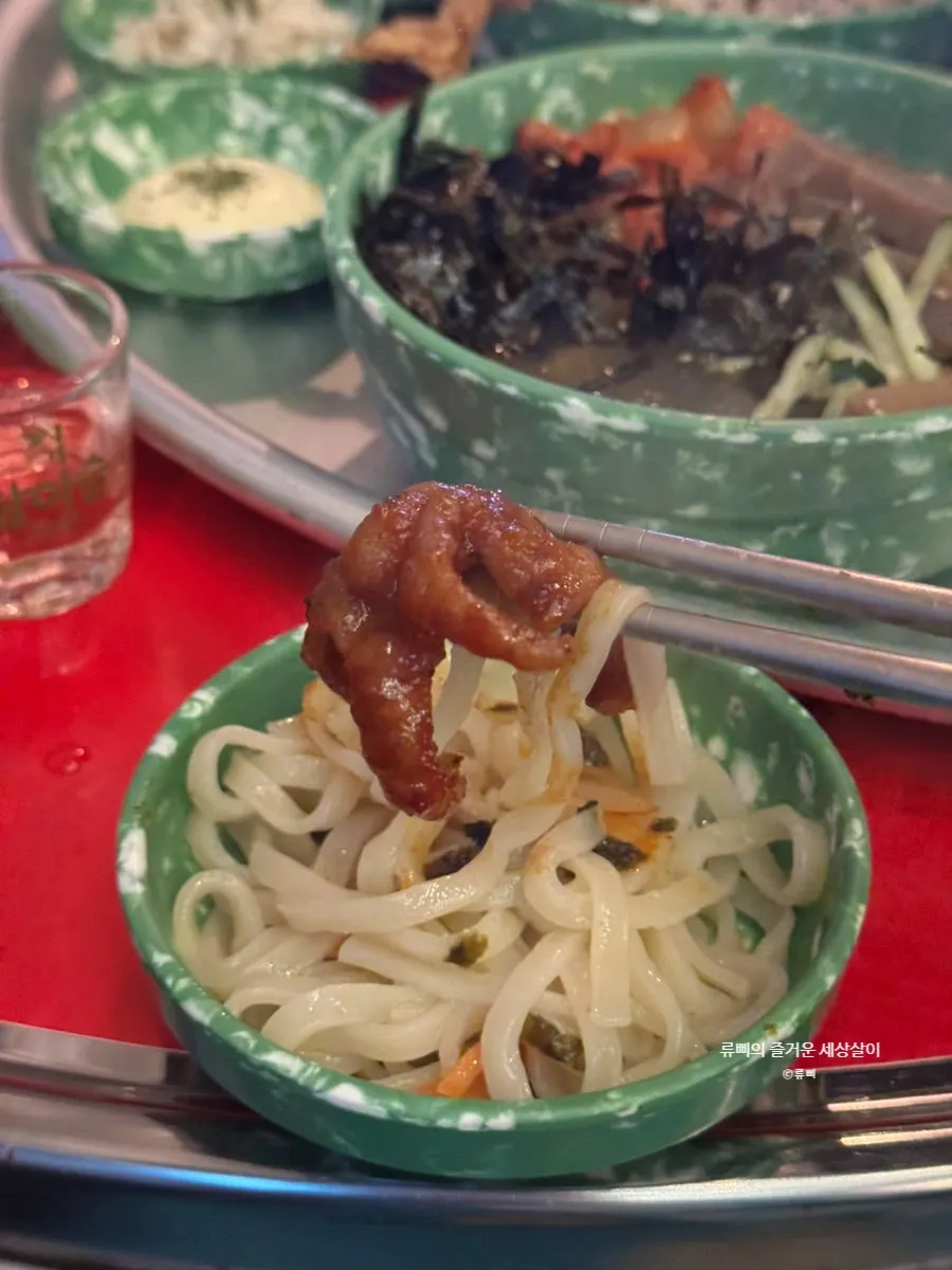 닭발 소스에 적신 칼국수 한 입
